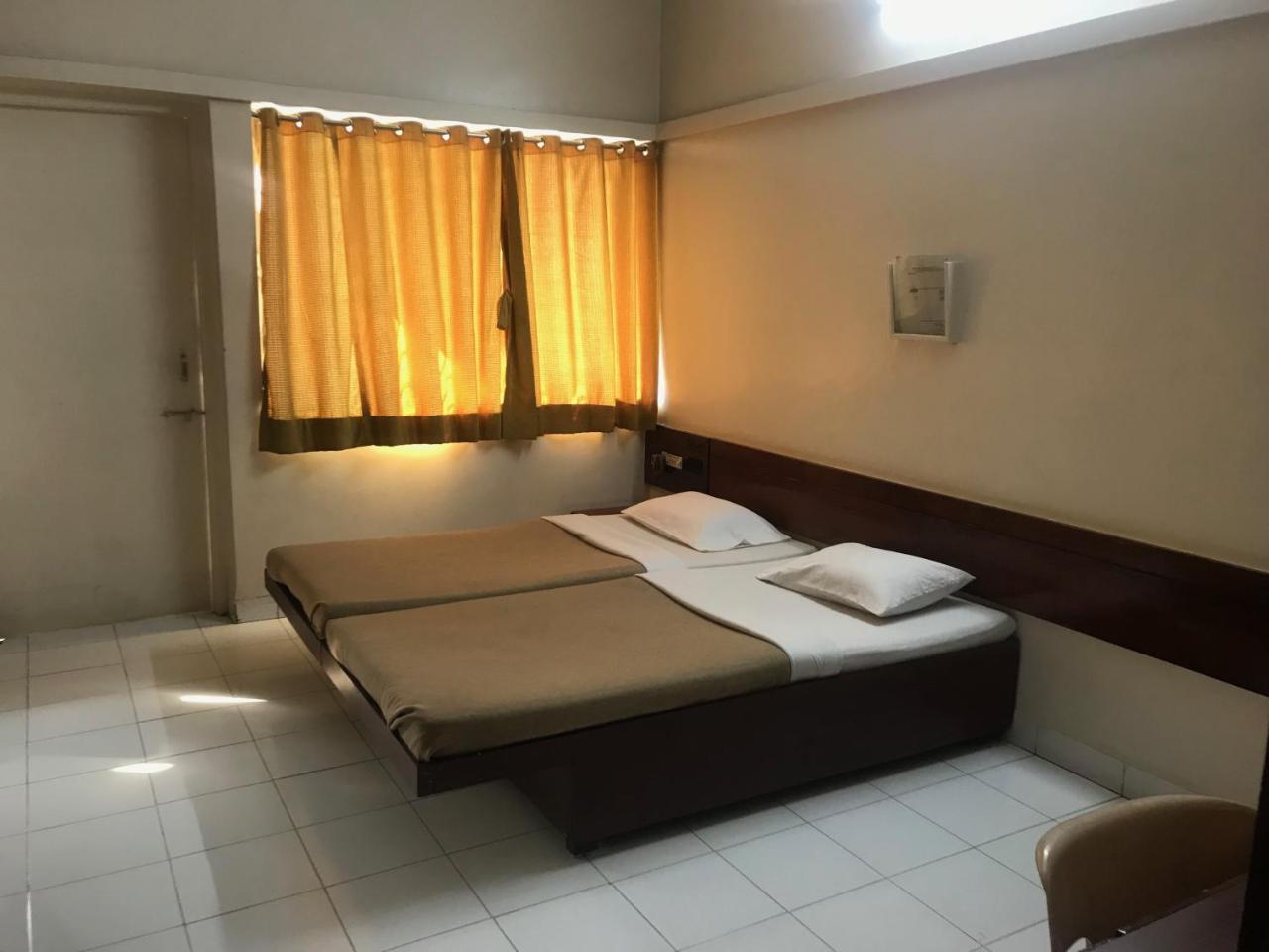 Hotel Maurya Residency à Pune Extérieur photo